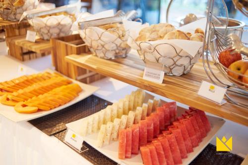 een vitrine met verschillende soorten voedsel en brood bij Brasília Imperial Hotel e Eventos in Brasilia