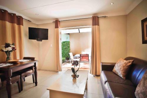 Televisyen dan/atau pusat hiburan di Accommodation at Vans No Loadshedding