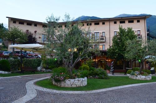 ein Gebäude mit einem Baum in der Mitte einer Straße in der Unterkunft Hotel La Grotte in San Donato Val di Comino