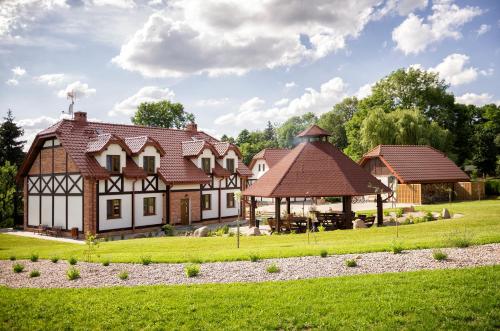 una casa grande con cenador en un patio en Uroczysko Lutówko, en Sępólno Krajeńskie