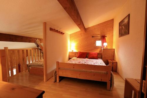 una piccola camera da letto con un letto in mansarda di Le Duplex d'Aussois ad Aussois