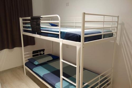 - deux lits superposés dans une chambre dans l'établissement Ca di baragett, à Mandello del Lario