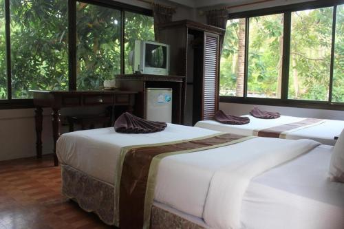 Chaweng Noi Resort tesisinde bir odada yatak veya yataklar