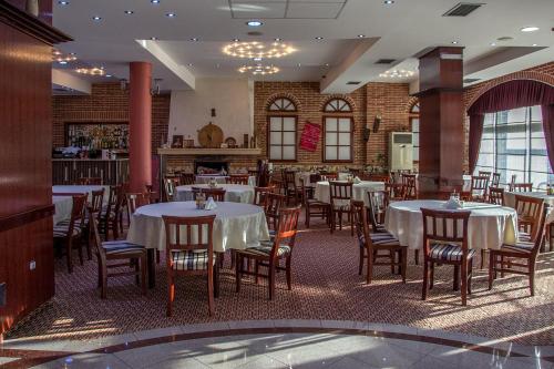 מסעדה או מקום אחר לאכול בו ב-Hotel Nar Gevgelija