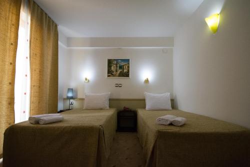 מיטה או מיטות בחדר ב-Hotel Nar Gevgelija