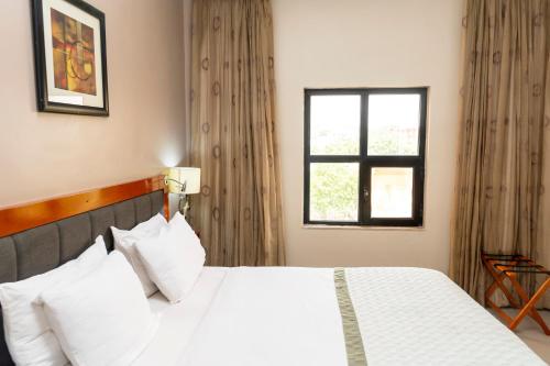 Postel nebo postele na pokoji v ubytování Hawthorn Suites by Wyndham Abuja