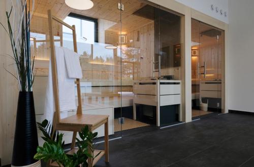 La salle de bains est pourvue d'un lavabo et d'une chaise. dans l'établissement Kurhaus Marienkron, à Mönchhof