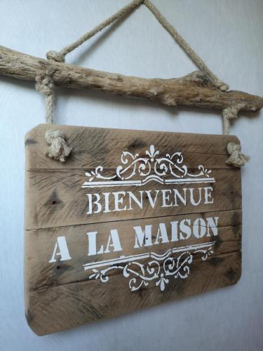 a sign that says bernenge a la maison at Les Mesanges in Combrand