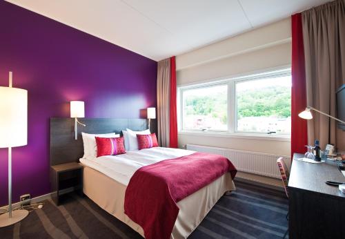 Habitación de hotel con cama y ventana en Thon Hotel Halden en Halden