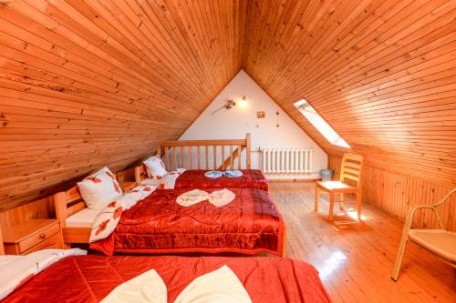 Кровать или кровати в номере Sveciu namai Audra