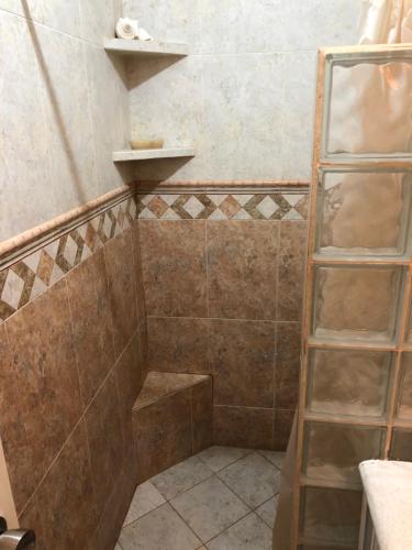 a bathroom with a shower with shelves in it at Renta de departamento en Acapulco Diamante in Acapulco
