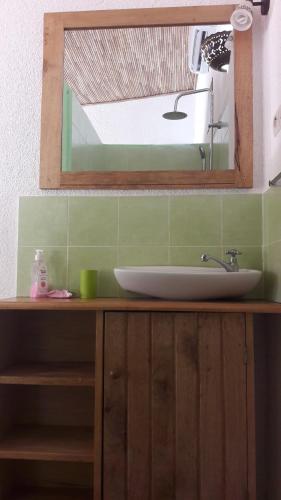 a bathroom with a sink and a mirror at B & B Teranga Warang in Ouoran