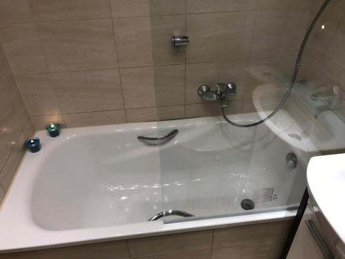 Kúpeľňa v ubytovaní Rent0nline Hoża Apartment Center Metro