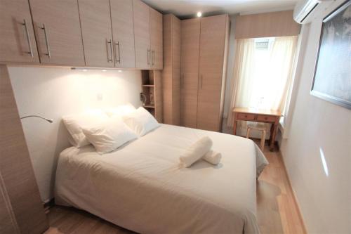 A bed or beds in a room at 325 Agata Apartamentos - Piscina y Playa -CANALES DE TV INTERNACIONALES