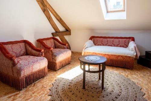 a living room with two couches and a table at Lagar do Sapateiro in Fontes
