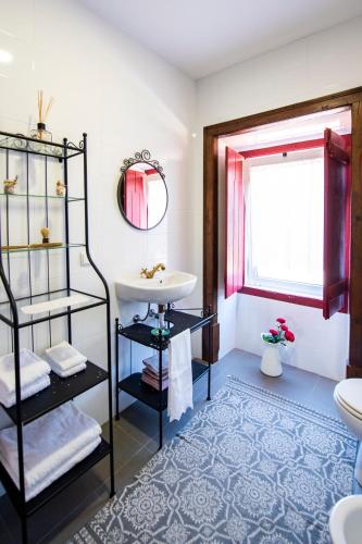 a bathroom with a sink and a mirror at Lagar do Sapateiro in Fontes