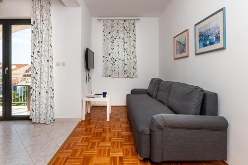 sala de estar con sofá y TV en Rooms and Apartments Mofardin, en Rovinj