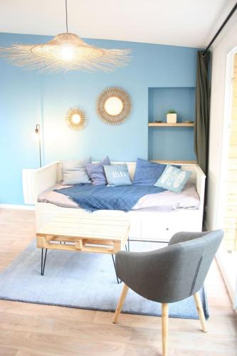 une chambre avec un lit, un bureau et une chaise dans l'établissement Superbe Maison 4 personnes entre le port et le centre, COUR PRIVATIVE, WiFi & Netflix gratuits, à Saint-Brieuc