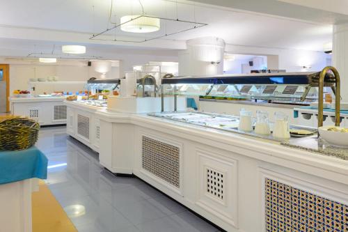 a kitchen with a counter in a restaurant at Hotel Vibra Marco Polo I - Adults only in San Antonio