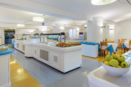 a kitchen with a buffet with a bowl of food at Hotel Vibra Marco Polo I - Adults only in San Antonio