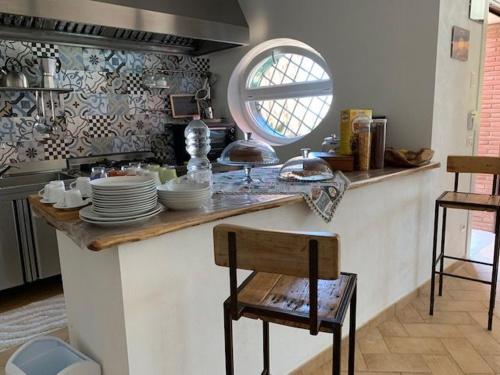 una cocina con encimera con platos. en B&B I 4 Sentieri, en Castel San Pietro Romano