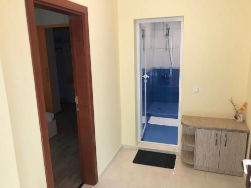 une salle de bain avec douche et porte en verre dans l'établissement Jane Guest House, à Nessebar