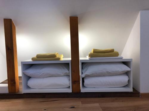 een kamer met 2 planken met handdoeken en handdoeken bij Style Apartments by Mieze Schindler in St. Wolfgang