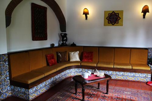 Sofá marrón en una habitación con mesa en Bica Boa en Monchique