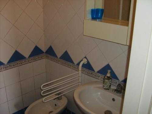 a bathroom with a sink and a toilet at Bed & Breakfast 5 Di Spade in Gioiosa Marea