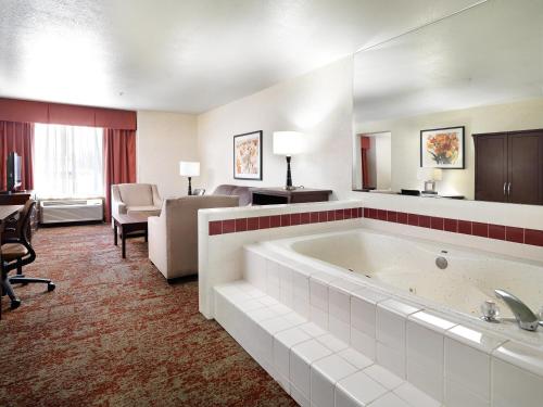Photo de la galerie de l'établissement Crystal Inn Hotel & Suites - Salt Lake City, à Salt Lake City