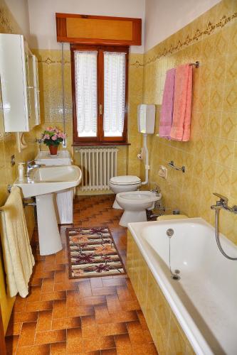a bathroom with two sinks and a tub and two toilets at Casa Giardino fiorito in San Siro