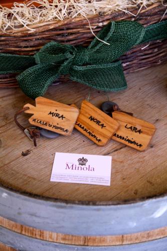 a table with different labels on top of a barrel at A Casa Di Mìnola in Roe