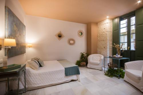 a bedroom with a bed and a desk and a chair at Luces de Catedral in Alicante
