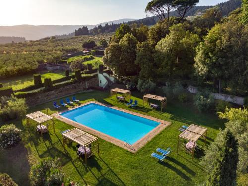 - une vue aérienne sur une villa avec une piscine dans l'établissement Agriturismo Fattoria di Sommaia, à Calenzano