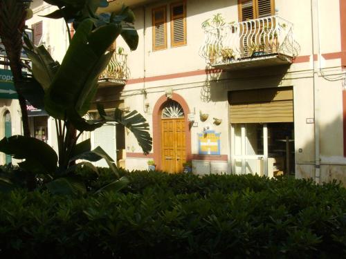 a building with a wooden door in front of it at Bed & Breakfast 5 Di Spade in Gioiosa Marea