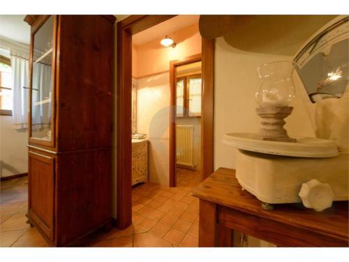 a room with a glass jar on a wooden table at Agriturismo Ca' Andreana in Urbino