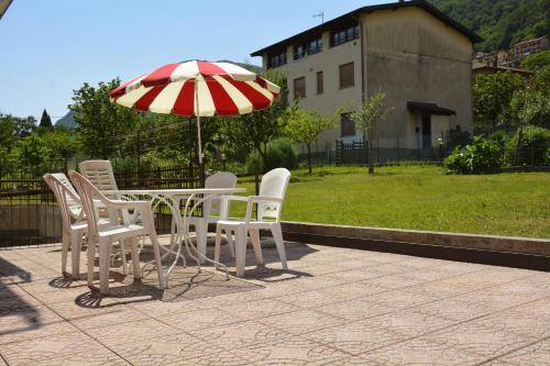 a table and chairs and an umbrella on a patio at Casa Giardino fiorito in San Siro