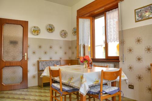 サン・シーロにあるCasa Giardino fioritoのダイニングルーム(テーブル、椅子、窓付)