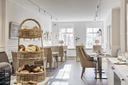 a room with baskets of bread on a table at Duus Hotel garni in Wyk auf Föhr