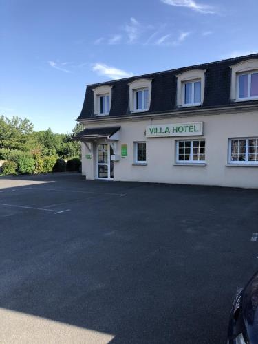 um edifício branco com uma placa que lê villa hotel em VILLA HOTEL em Malesherbes