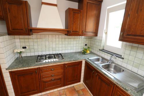Kuchyň nebo kuchyňský kout v ubytování Baia della Serenità