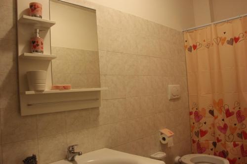 y baño con lavabo, aseo y espejo. en Sul sentiero di Francesco, en Nocera Umbra