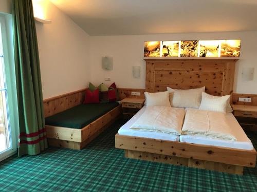 a bedroom with two beds and a window at Heisshof in Schladming