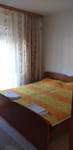 duże łóżko w pokoju z oknem w obiekcie Bella apartments w Ochrydzie