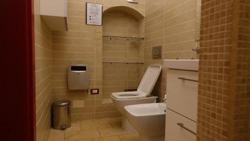 a small bathroom with a toilet and a sink at Masseria Donna Laura di Adriana Giangrande in Arnesano