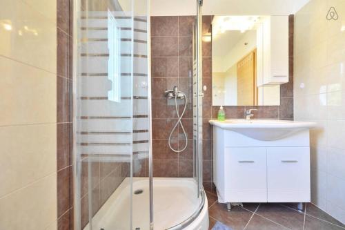 杜切的住宿－Apartments Marta，带淋浴、卫生间和盥洗盆的浴室