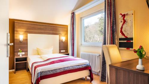 Säng eller sängar i ett rum på Schroeders Stadtwaldhotel