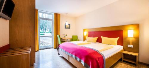 Кровать или кровати в номере Schroeders Stadtwaldhotel
