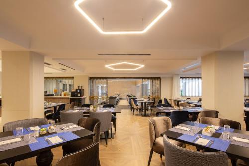 a restaurant with tables and chairs in a room at Eurostars Gran Hotel Lugo in Lugo