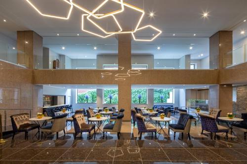 Eurostars Gran Hotel Lugo tesisinde bir restoran veya yemek mekanı